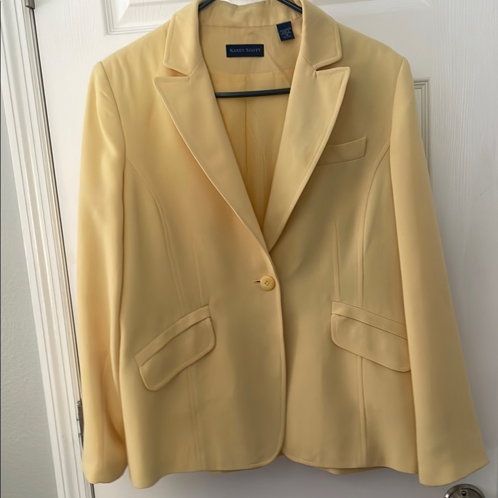 Karen Scott - woman’s Yellow Blazer, Lightweight Notched Lapel